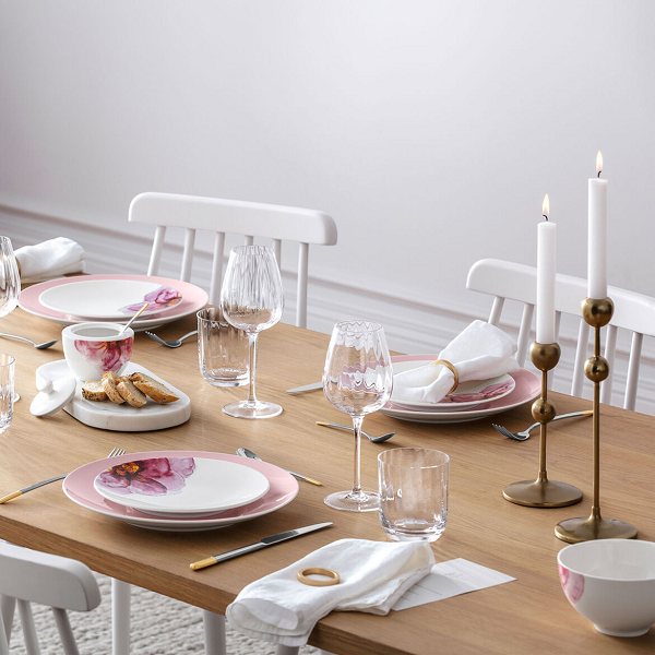 The Rose Garden crystal glasses are at home wherever a romantic lifestyle meets a love for design. The shape of the glass creates brilliant effects and refracts light beautifully for a high-quality atmosphere at the table. The coordinating range is robust